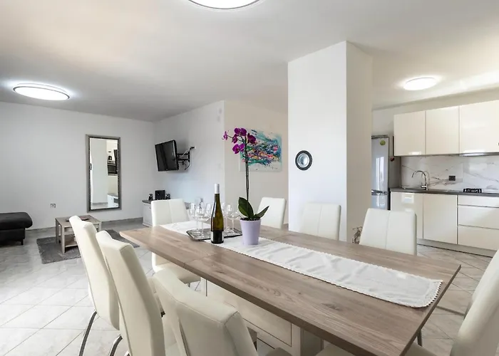 Opera Semesterbostad *